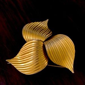 Sarah Coventry 1980s Petal Whirl Pin Brooch Vintage deep lined detail